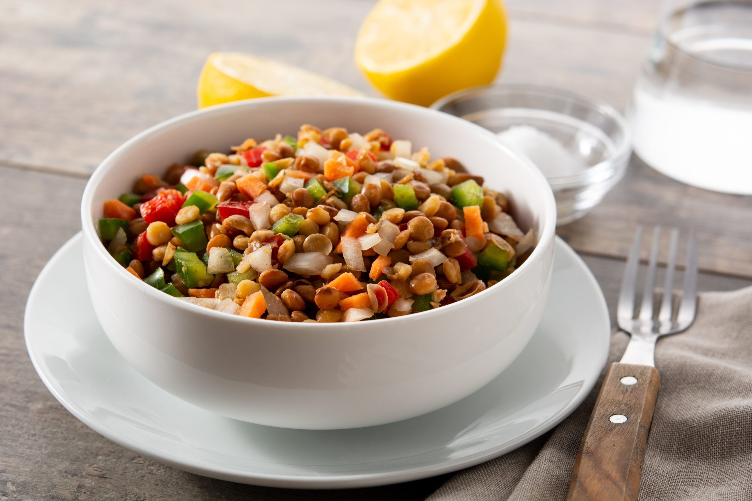 lentil-salad-with-peppersonion-carrot-bowl (imagen de chandlervid85 en Freepik)
